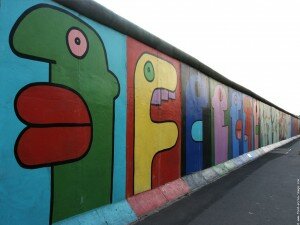 mur de Berlin 300x225 Le Mur de Berlin menacé de démolition par un projet immobilier : la tour Living Levels