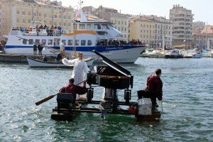 piano vieux port marseille 300x200 Inauguration officielle du Vieux Port à Marseille : reportage photos