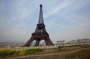 replique tour eiffel chine 300x199 La Chine se paye une réplique de Paris avec sa Tour Eiffel