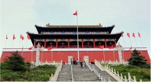 tien an men huaxi chine 300x163 Des répliques des plus célèbres monuments du monde dans la ville la plus riche de Chine : Huaxi Village