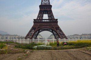 tour eiffel chine 300x199 La Chine se paye une réplique de Paris avec sa Tour Eiffel