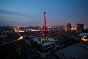 tour eiffel liping chine 300x201 La Chine se paye une réplique de Paris avec sa Tour Eiffel