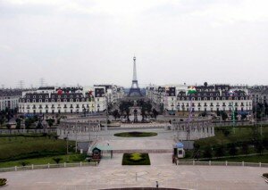 tour eiffel replique chine 300x213 La Chine se paye une réplique de Paris avec sa Tour Eiffel