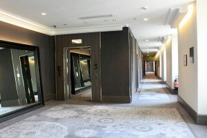 Inauguration de lhôtel 5 étoiles Intercontinental Marseille dans un édifice du 18e siècle couloir hotel dieu intercontinental marseille 300x200 Inauguration de lhôtel 5 étoiles Intercontinental Marseille dans un édifice du 18e siècle