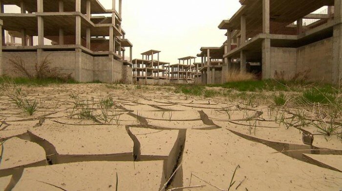 crise espagne abandon projets immobilier 700x392 Projets immobiliers transformés en chantiers en ruines 