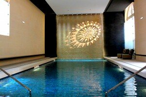 Inauguration de lhôtel 5 étoiles Intercontinental Marseille dans un édifice du 18e siècle piscine spa hotel dieu marseille 300x200 Inauguration de lhôtel 5 étoiles Intercontinental Marseille dans un édifice du 18e siècle