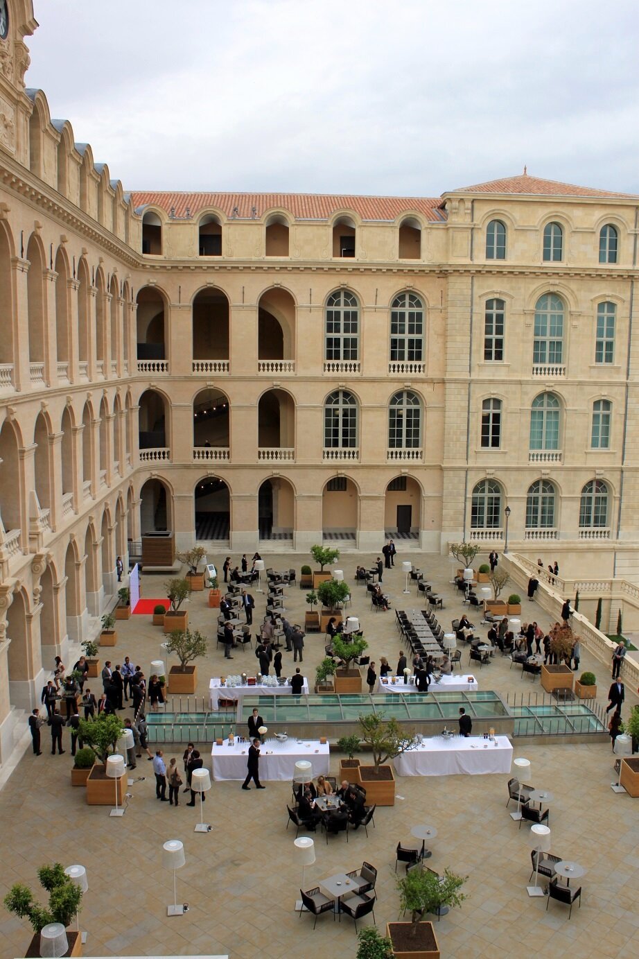 Inauguration de lhôtel 5 étoiles Intercontinental Marseille dans un édifice du 18e siècle terrasse hotel intercontinental marseille Inauguration de lhôtel 5 étoiles Intercontinental Marseille dans un édifice du 18e siècle