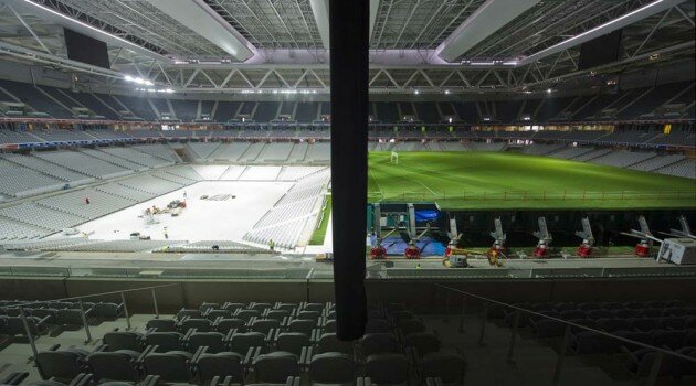 Transformation du Grand Stade en boîte à spectacles.