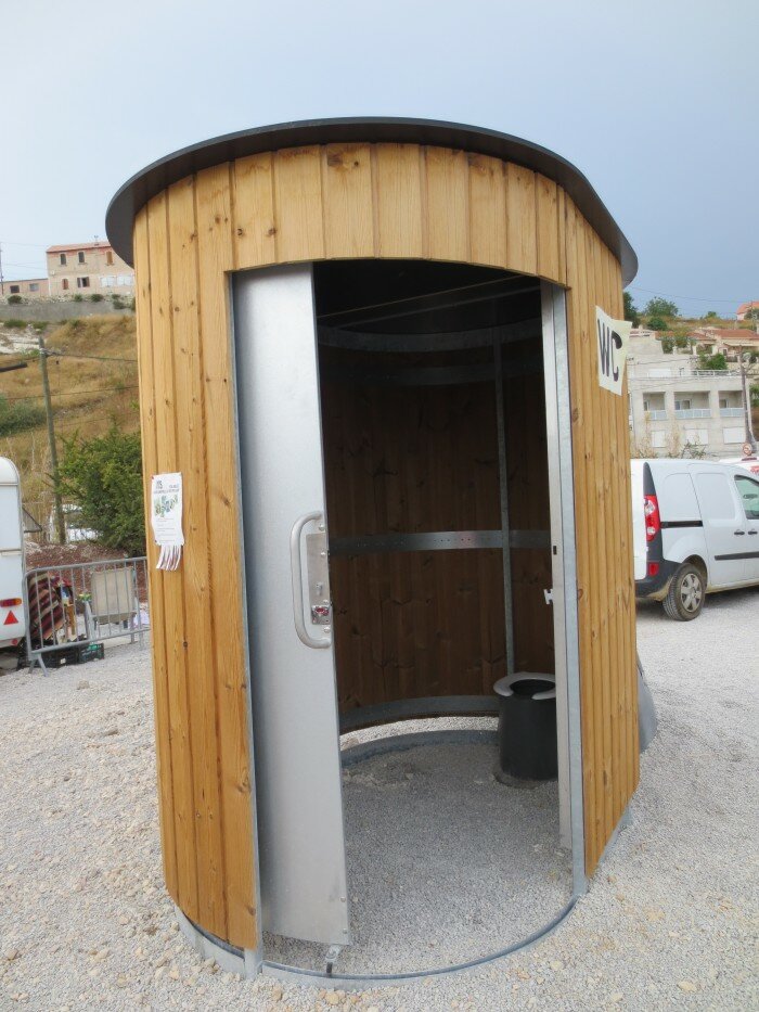 toilettes-seches-camping-marseille-estaque