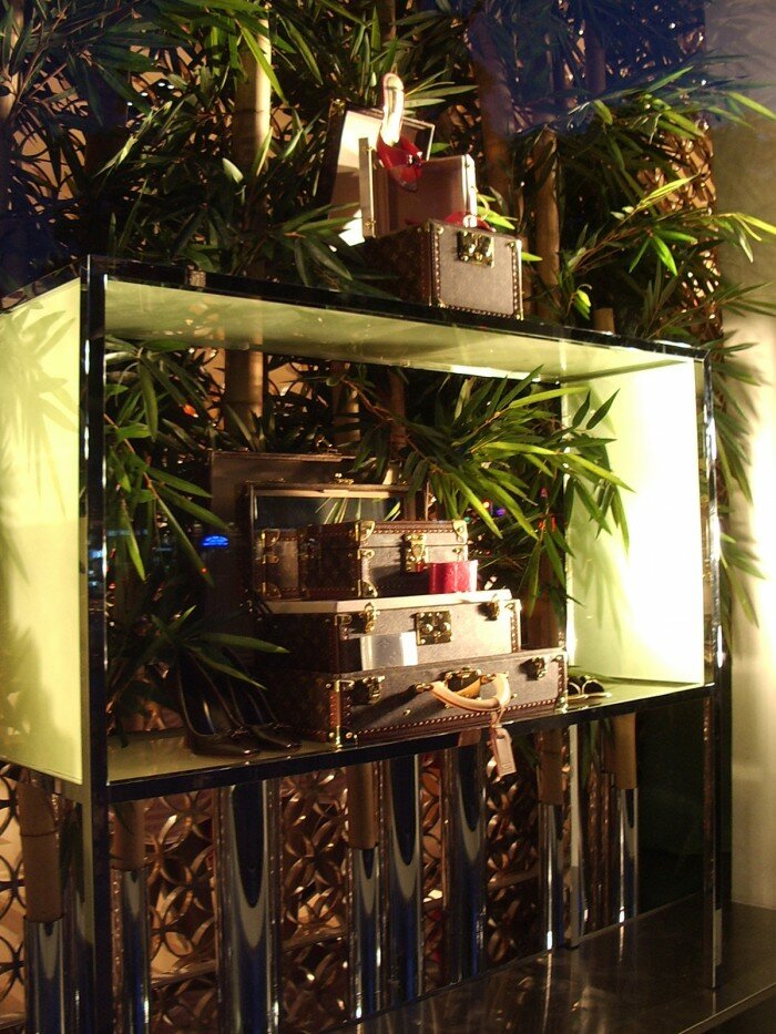 maroquinerie-louis-vuitton-vitrine-bambou-paris-champs-elysees