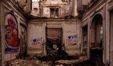 Village abandonné : intérieur écroulé du manoir