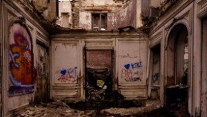 Village abandonné : intérieur écroulé du manoir