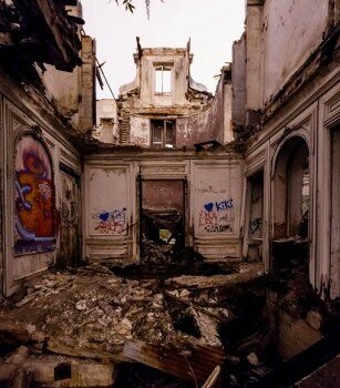 Village abandonné : intérieur écroulé du manoir