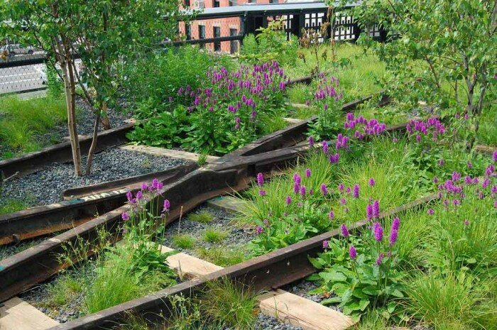 amenagement pazysager highline parkny 700x465 Une voie ferroviaire aérienne transformée en parc urbain à New York