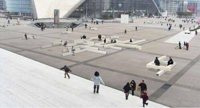 banc geometrique mobilier urbain 700x381 La Défense, laboratoire en mobilier urbain