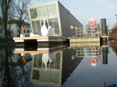 cabane-barge-confused-direction-architecture-future