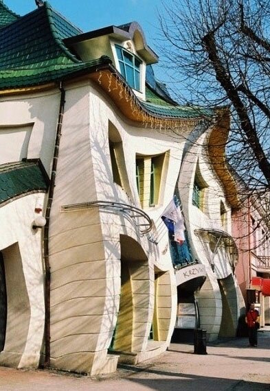 façade centre ondulé zalesky Crooked : camouflage dun centre commercial en ville