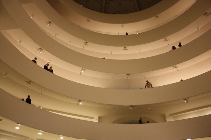 interieur guggenheim new york 700x466 Frank Lloyd Wright