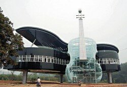 maison piano violon chine architecture insolite 250x171 The Piano House en Chine: une maison insolite en forme de Piano et de Violon