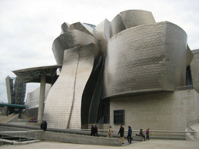 musee bilbao guggenheim batiment exterieur titane 700x525 Le musée surprenant de Franck Gehry à Bilbao : Guggenheim 