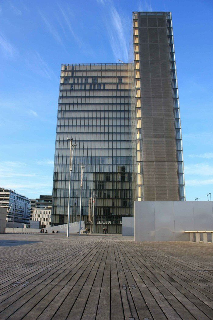parvis bnf tour francois mitterand 700x1051 La bibliotheque nationale de france : architecte, D.Perrault