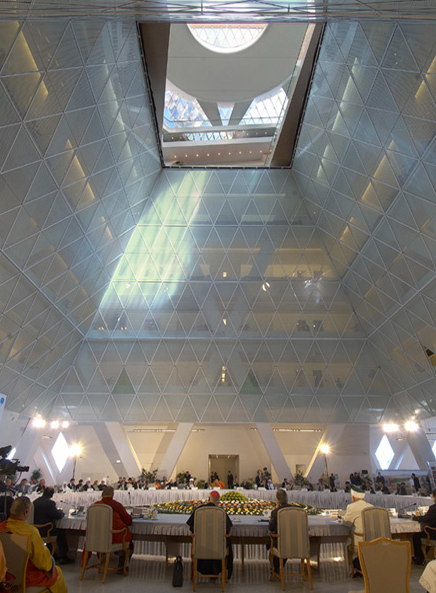 pyramide-paix-foster-salle-reunion